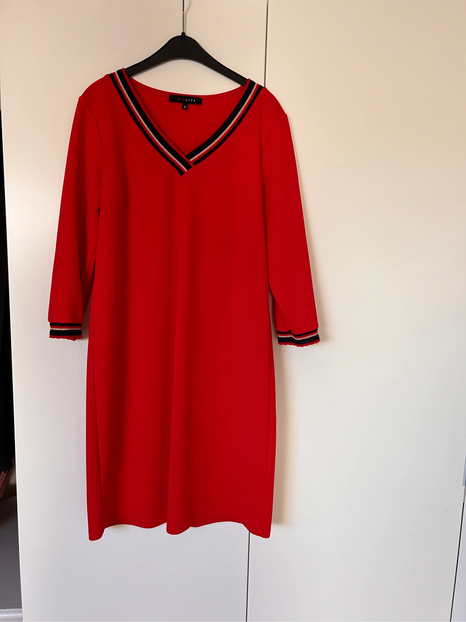 Rode jurk met V-hals